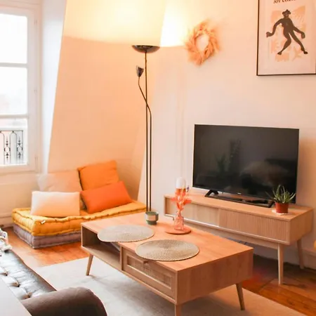 Bright 28m Overlooking The Rooftops *